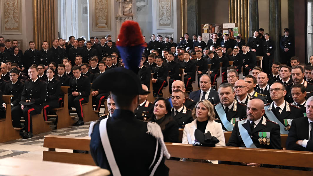 Interno della Cattedrale di San Clemente a Velletri durante la celebrazione della Virgo Fidelis, con la presenza di numerosi Carabinieri in alta uniforme e autorità civili e militari.