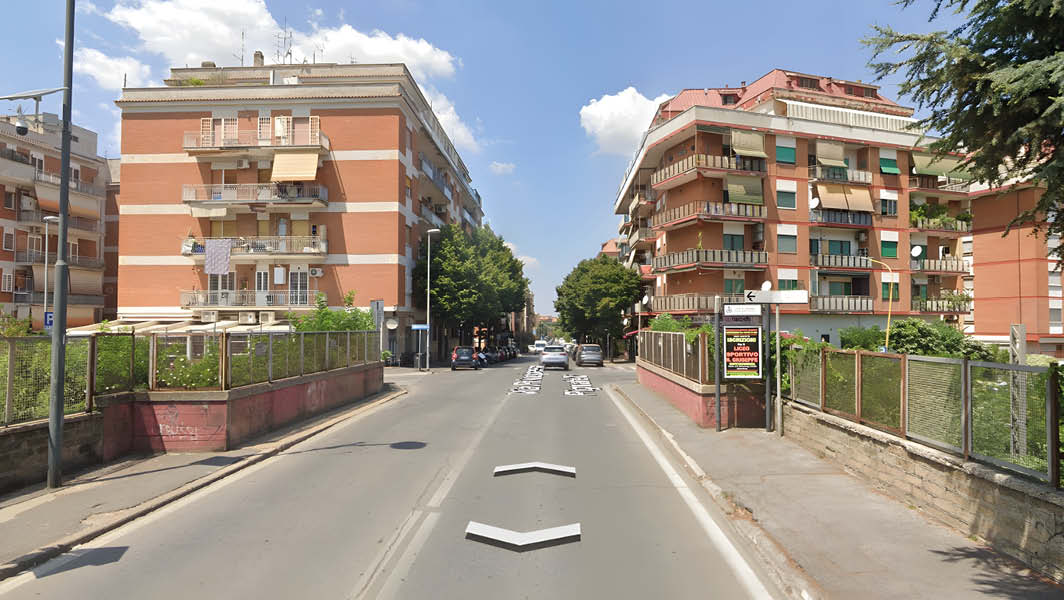 Strada del cavalcavia di via Mura dei Francesi a Ciampino, affiancata da edifici residenziali.