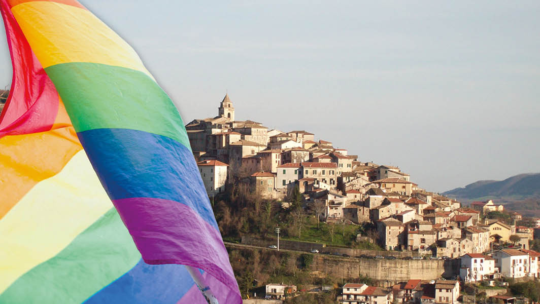 Bandiera della pace sventola davanti al borgo di Fiuggi, simbolo dell'iniziativa del comitato Direzione Pace.