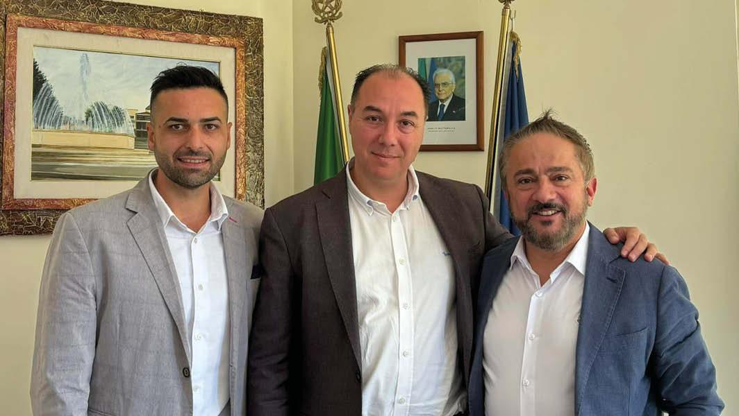 Il sindaco di Lariano, Francesco Montecuollo, insieme all’assessore Enrico Romaggioli e al direttore del Distretto H5 della ASL Roma 6, Biagio D’Alessandro, in occasione di un incontro per discutere del miglioramento dei servizi sanitari a Lariano.