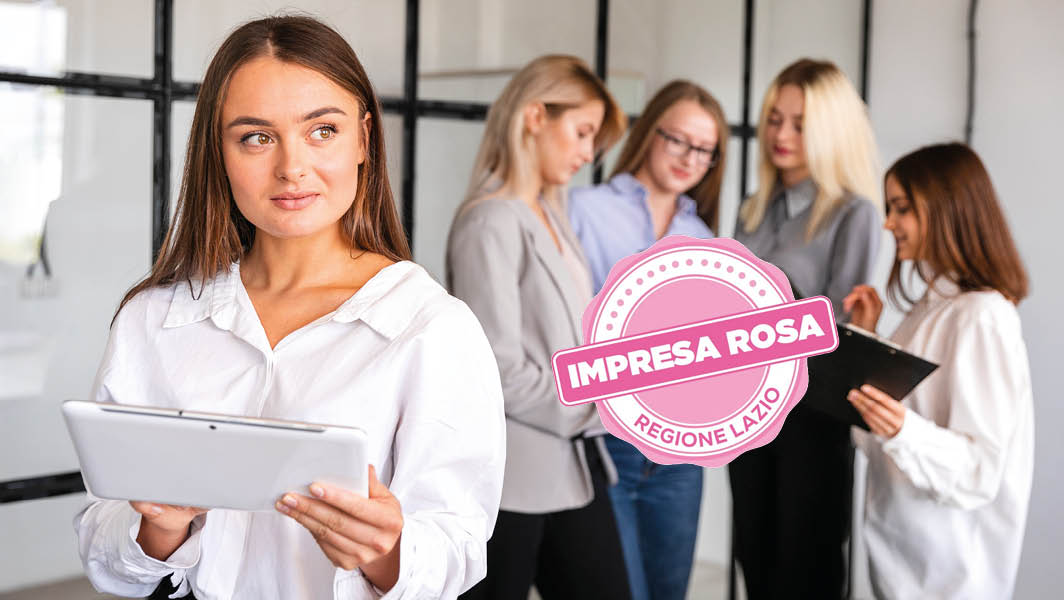 Gruppo di giovani donne in un ufficio, con una di loro in primo piano che tiene un tablet. Sul lato destro è presente un logo rosa con la scritta 