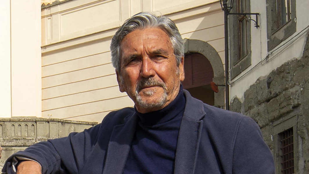 Maurizio Bocci, autore del libro Sulle tracce del tempo, ritratto davanti a un edificio storico.