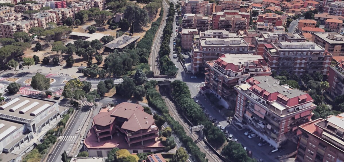 Vista aerea del cavalcavia su via Mura dei Francesi a Ciampino, con edifici residenziali e aree verdi circostanti.