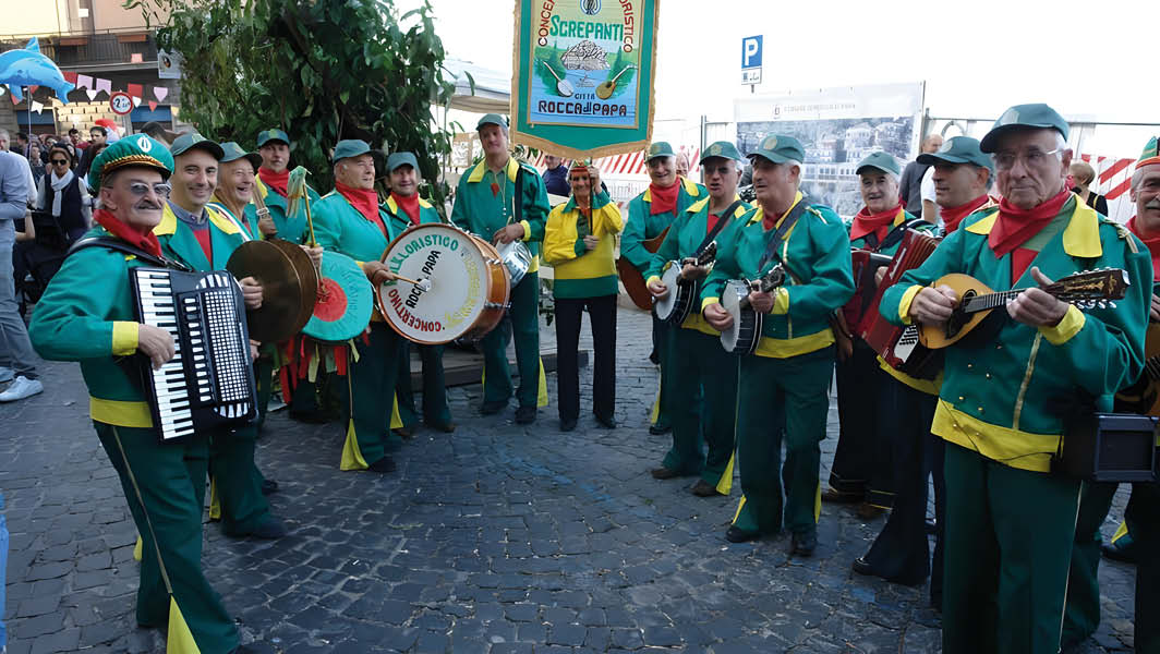 Il Concertino Folkloristico Screpanti di Rocca di Papa esibisce musicisti in abiti tradizionali, con fisarmonica, tamburi e mandolini.