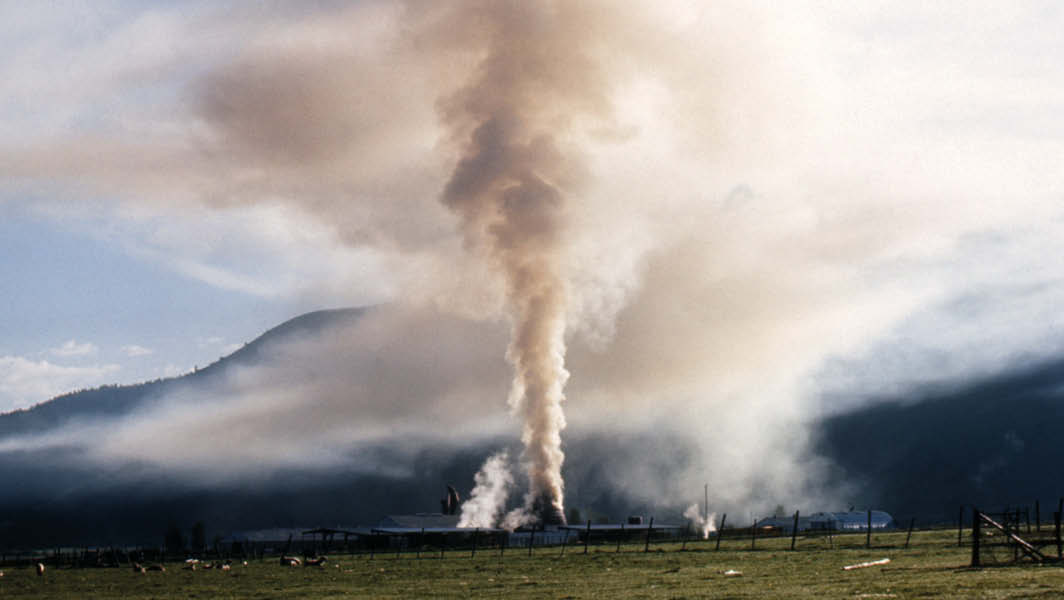 Una colonna di fumo si alza nel cielo sopra i Campi d'Annibale, Rocca di Papa, evidenziando il problema dei roghi nell'area.