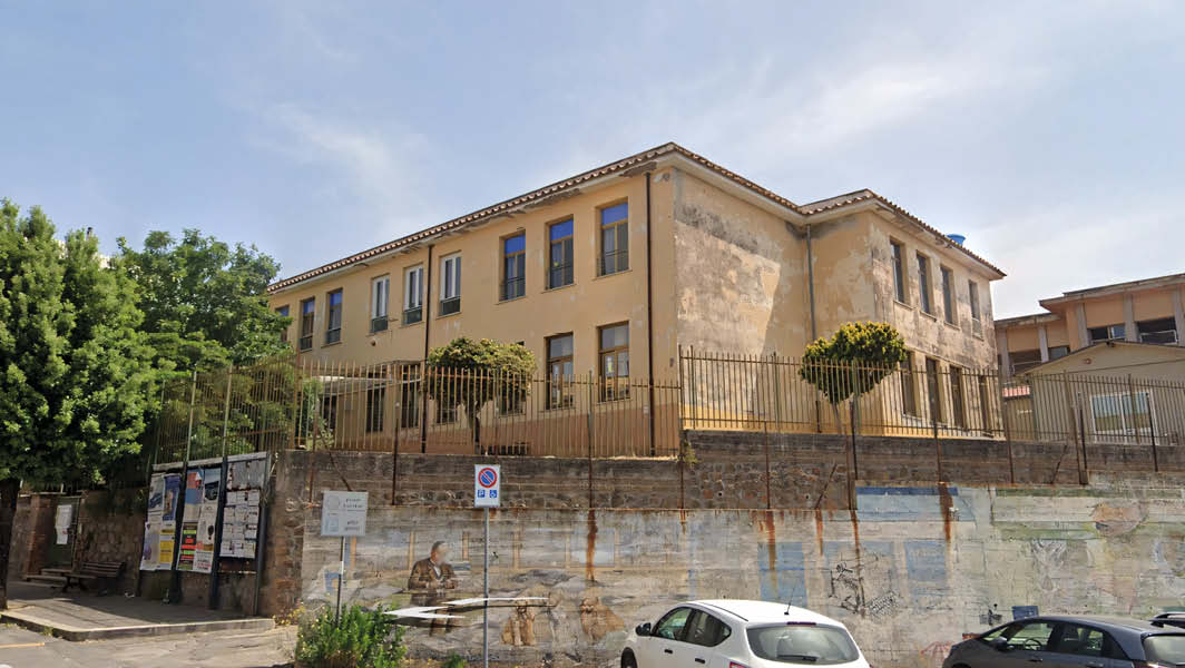 Facciata dell'edificio della scuola Edmondo De Amicis a Cecchina, destinata a diventare una succursale del Liceo James Joyce.