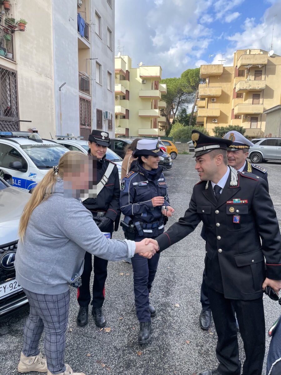 Attività di sgombero di due appartamenti alle "Case Verdi" di Ciampino. Carabinieri e Polizia Locale in azione