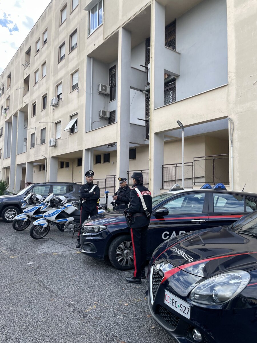 Attività di sgombero di due appartamenti alle "Case Verdi" di Ciampino. Carabinieri e Polizia Locale in azione