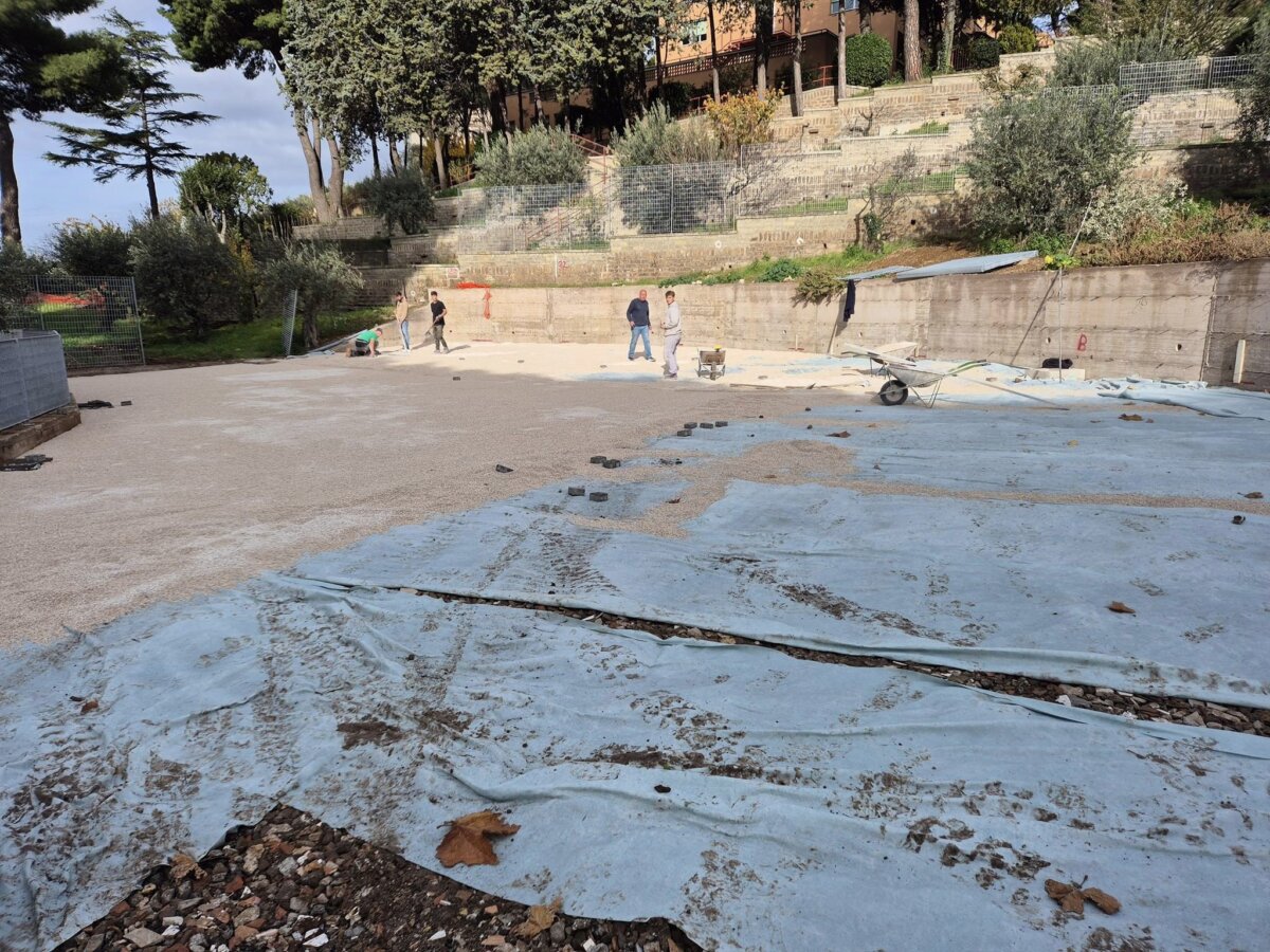 Lavori in corso al parcheggio di via Pilozzi a Posizionamento della graniglia al parcheggio di via Pilozzo a Monte Porzio Catone