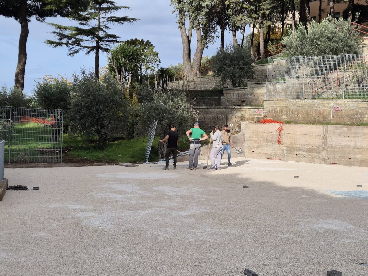 Posizionamento della graniglia al parcheggio di via Pilozzo a Monte Porzio Catone