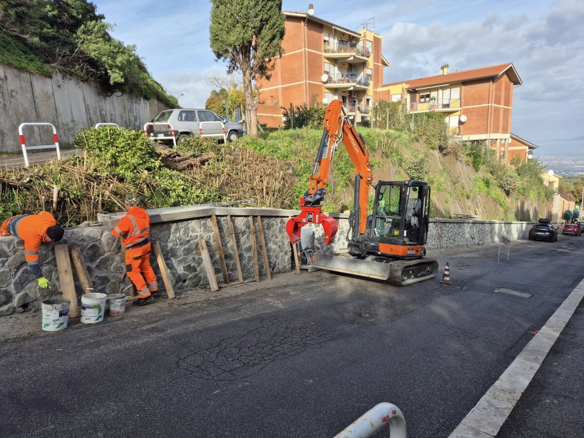 Rivestimento del muro di via Costagrande a Monte Porzio Catone