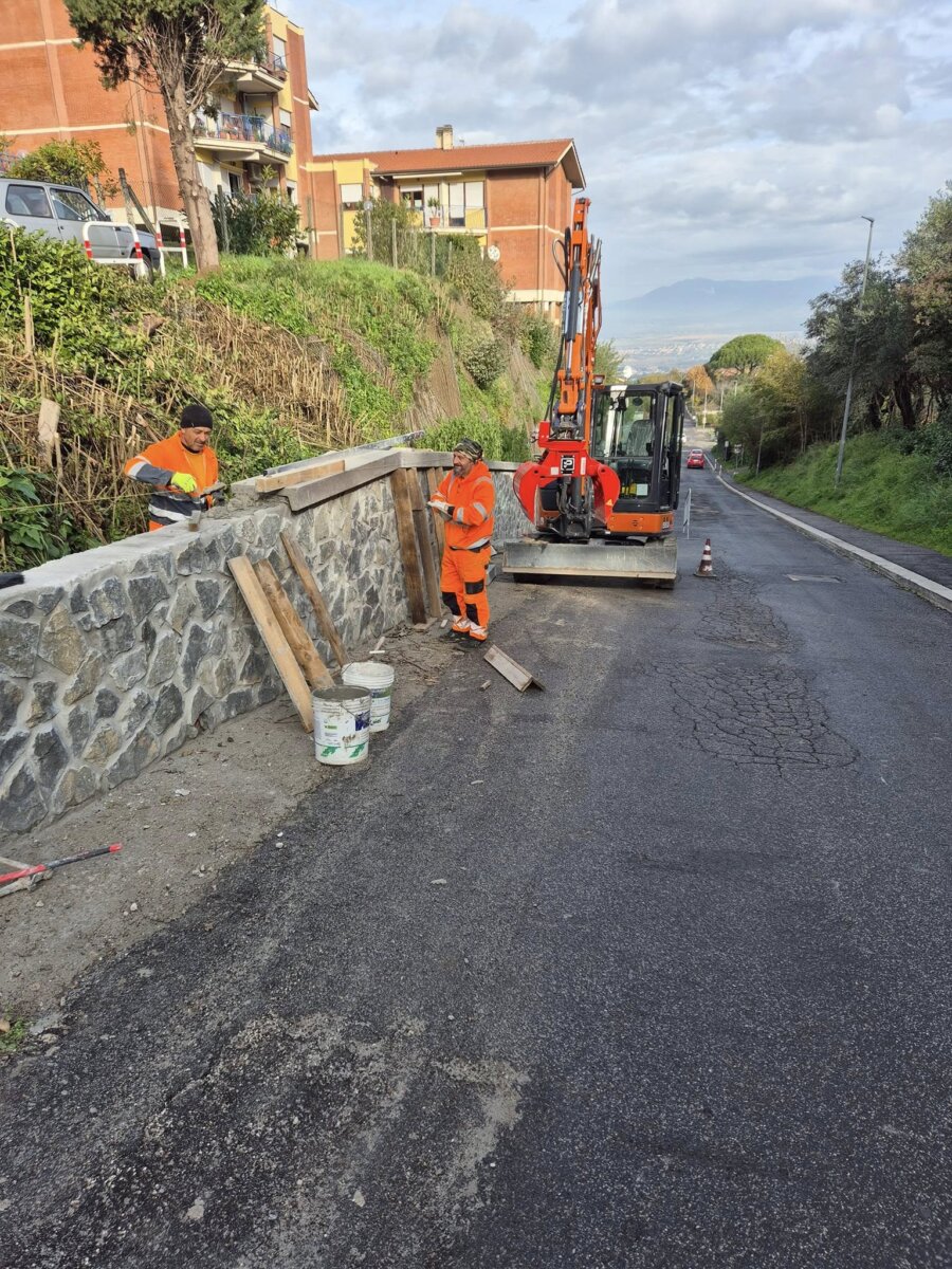 Rivestimento del muro di via Costagrande a Monte Porzio Catone