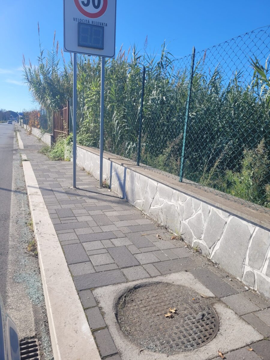 Segnali stradali sui marciapiedi di via di Vallericcia, come denunciato dal PSI di Ariccia.