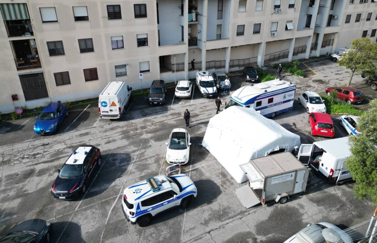 Attività di sgombero di due appartamenti alle "Case Verdi" di Ciampino. Carabinieri e Polizia Locale in azione