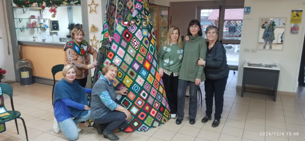 Le donne del centro anziani di Rocca di Papa e dell'associazione "Il filo che unisce" creano i due alberi di Natale