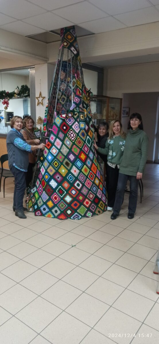 Le donne del centro anziani di Rocca di Papa e dell'associazione "Il filo che unisce" creano i due alberi di Natale