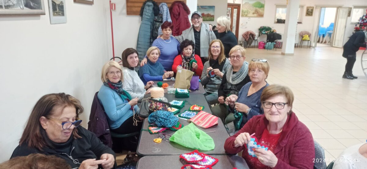 Le donne del centro anziani di Rocca di Papa e dell'associazione "Il filo che unisce" creano i due alberi di Natale