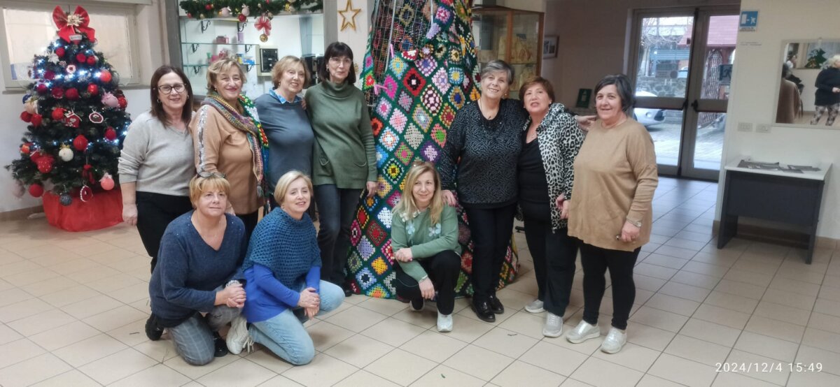 Le donne del centro anziani di Rocca di Papa e dell'associazione "Il filo che unisce" creano i due alberi di Natale