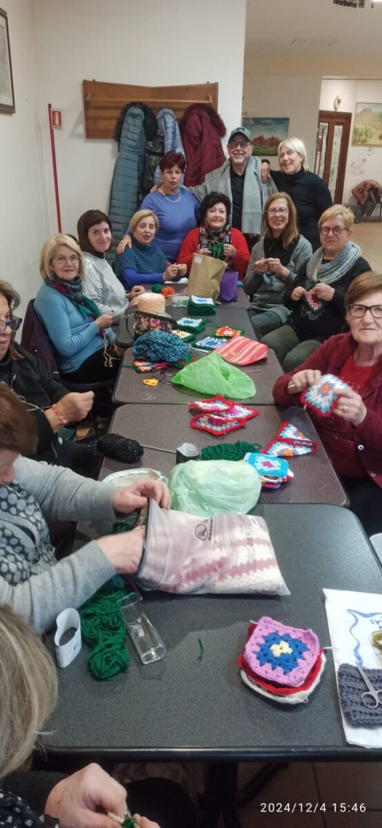 Le donne del centro anziani di Rocca di Papa e dell'associazione "Il filo che unisce" creano i due alberi di Natale