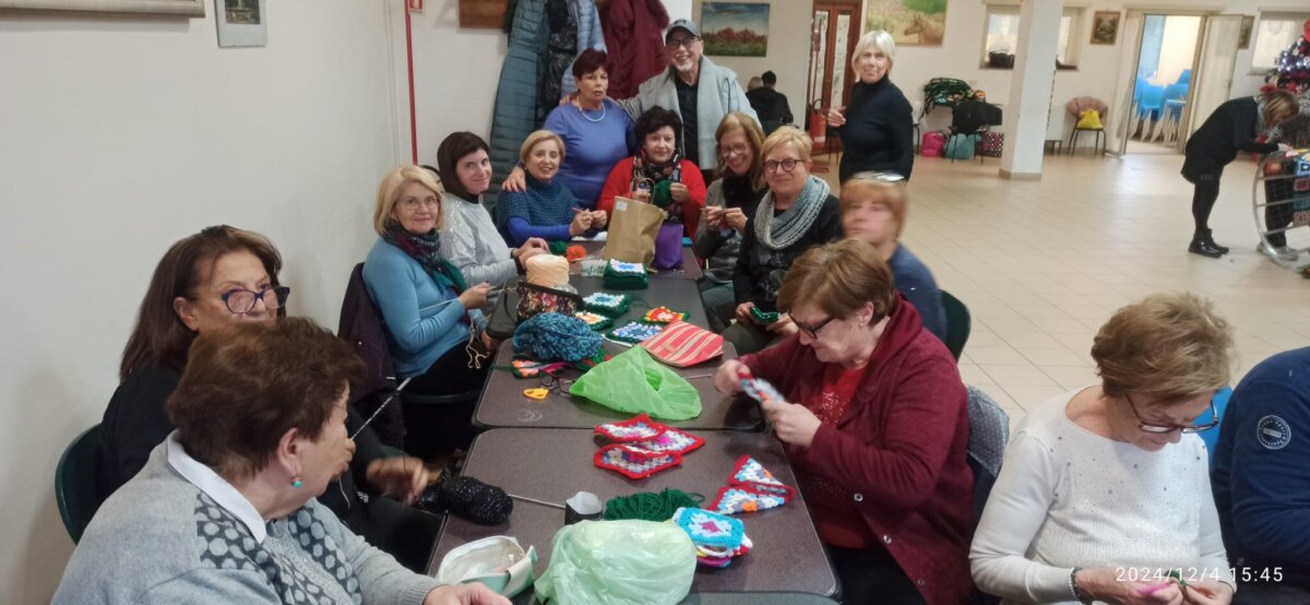 Le donne del centro anziani di Rocca di Papa e dell'associazione "Il filo che unisce" creano i due alberi di Natale