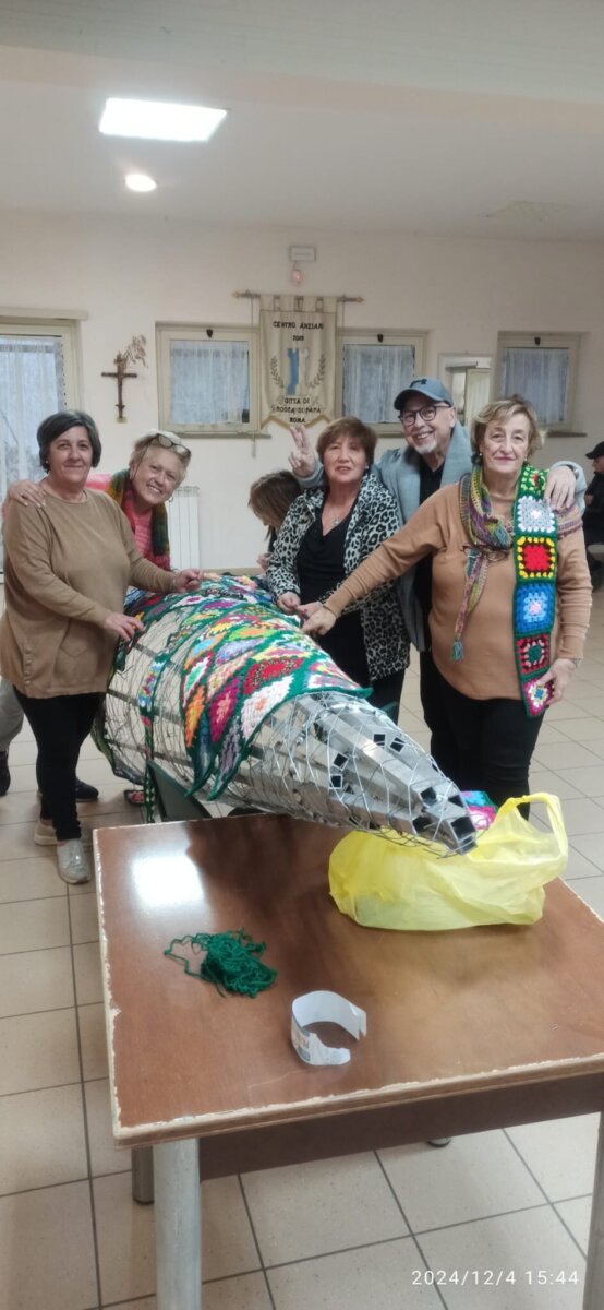 Le donne del centro anziani di Rocca di Papa e dell'associazione "Il filo che unisce" creano i due alberi di Natale