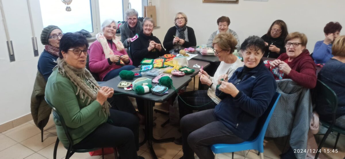 Le donne del centro anziani di Rocca di Papa e dell'associazione "Il filo che unisce" creano i due alberi di Natale