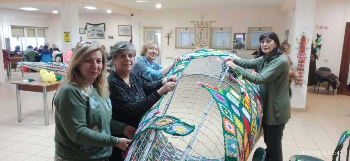 Le donne del centro anziani di Rocca di Papa e dell'associazione "Il filo che unisce" creano i due alberi di Natale