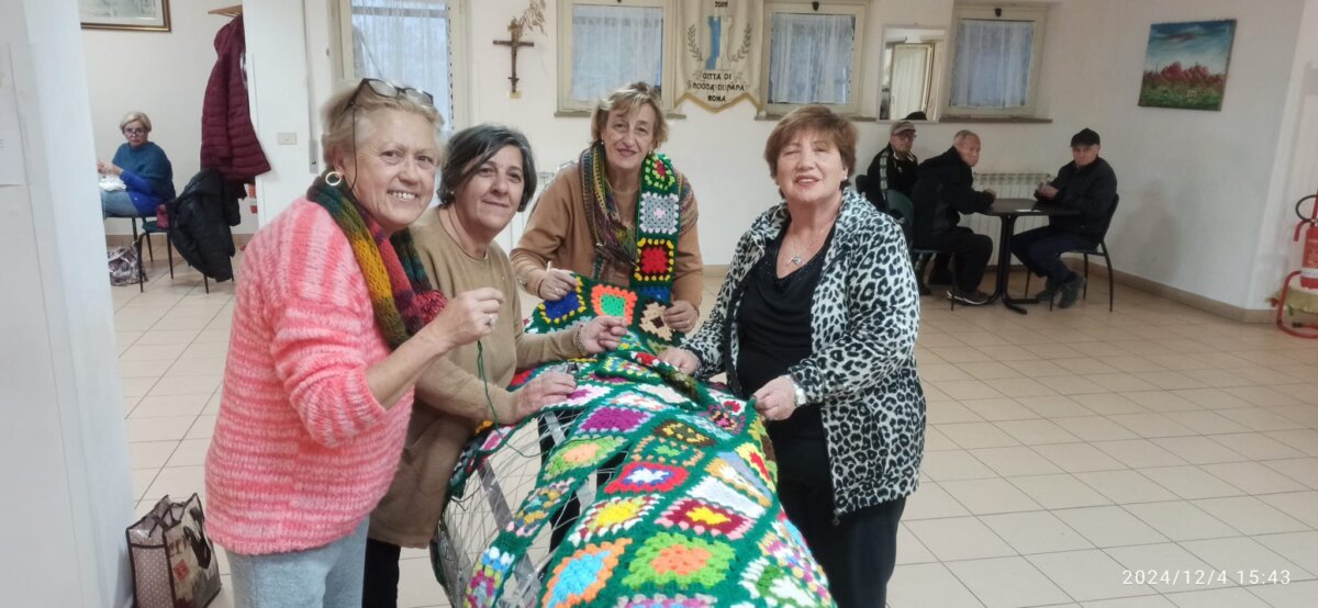 Le donne del centro anziani di Rocca di Papa e dell'associazione "Il filo che unisce" creano i due alberi di Natale