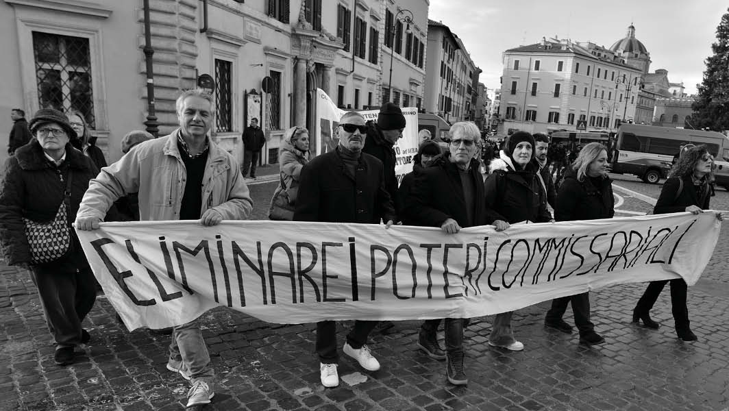 Cittadini e attivisti di L’altra Albano sfilano a Roma con uno striscione che recita “Eliminare i poteri commissariali”, denunciando le decisioni che mettono a rischio salute e ambiente.