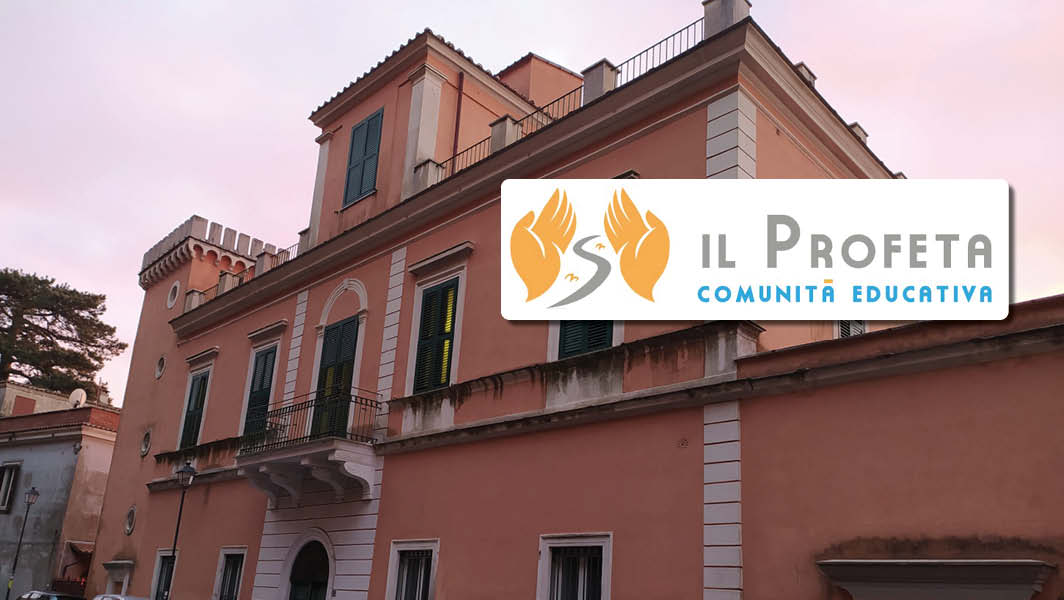 Edificio della Comunità Educativa Il Profeta a Rocca di Papa, con il logo sovrapposto, al tramonto.