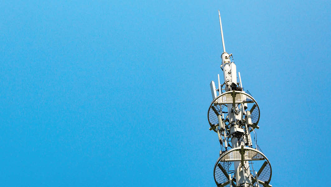 Antenna per telecomunicazioni contro il cielo azzurro a Grottaferrata.