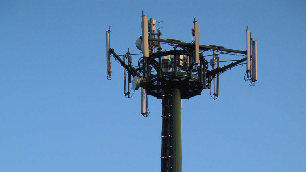 Antenna di telefonia mobile nel centro urbano di Lariano con cielo azzurro sullo sfondo