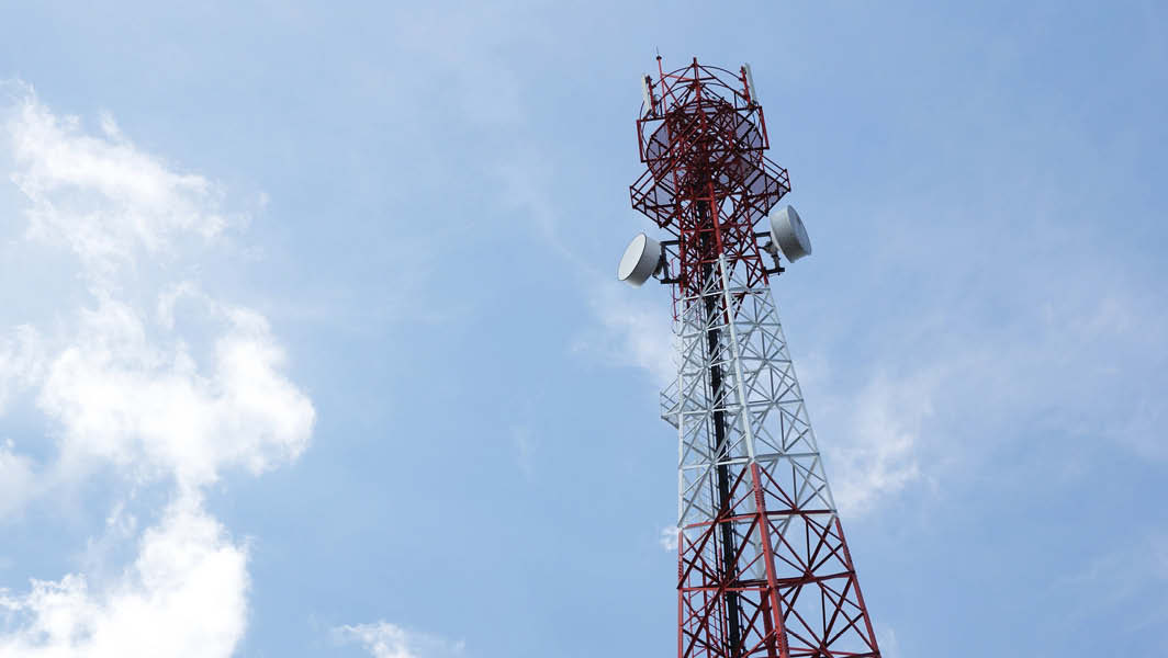 Antenna per telecomunicazioni a Lariano contro un cielo azzurro.