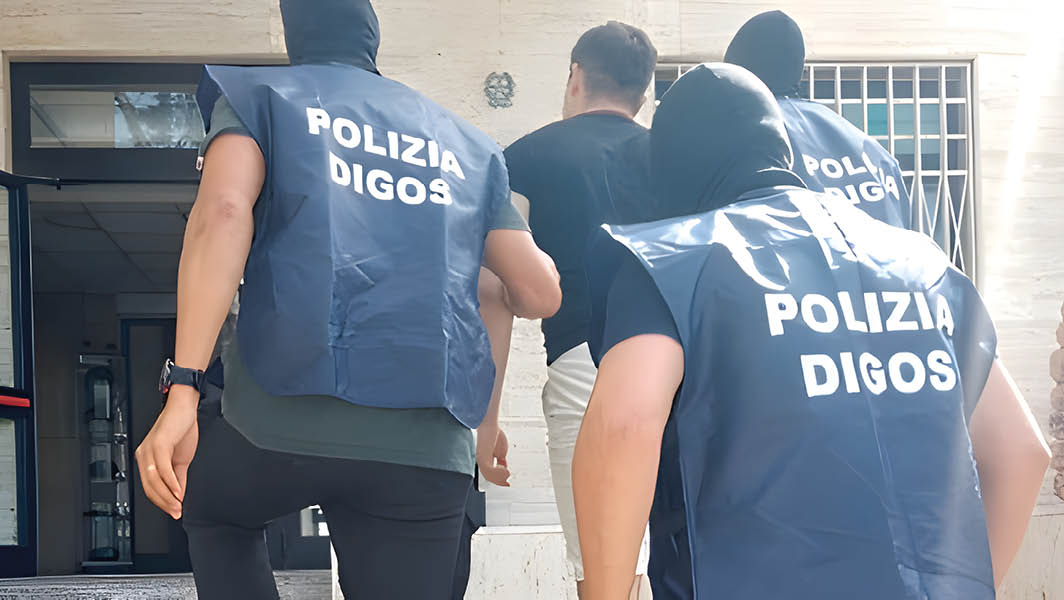 Agenti della Digos durante l'arresto di un sospettato di terrorismo a Ciampino.