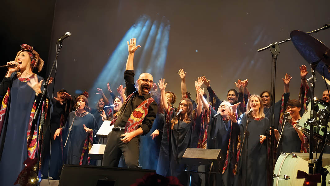 Il coro Trivium Gospel Experience si esibisce sul palco con entusiasmo, come ci si aspetta farà anche a Rocca di Papa.