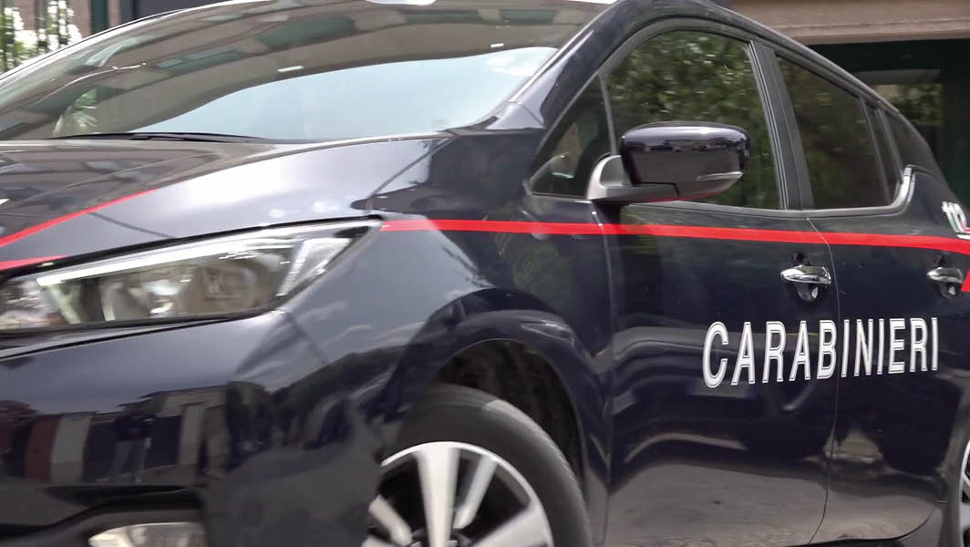 Un'auto dei Carabinieri con la scritta visibile sul fianco, simbolo di operazioni di controllo e sicurezza in corso.