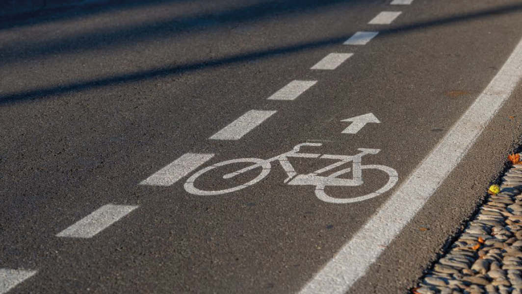 Segnaletica di una pista ciclabile su strada, simbolo di un percorso dedicato alla mobilità sostenibile promossa dalla regione Lazio e Anci per nuovi percorsi ciclopedonali.