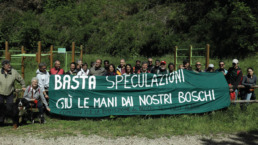 Il Comitato Protezione dei Boschi con uno striscione verde recante la scritta 