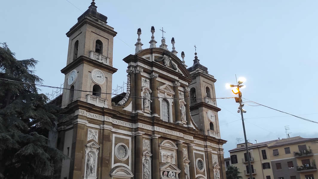 La cattedrale di Frascati in Piazza San Pietro, con un traliccio di telecomunicazione visibile sullo sfondo.