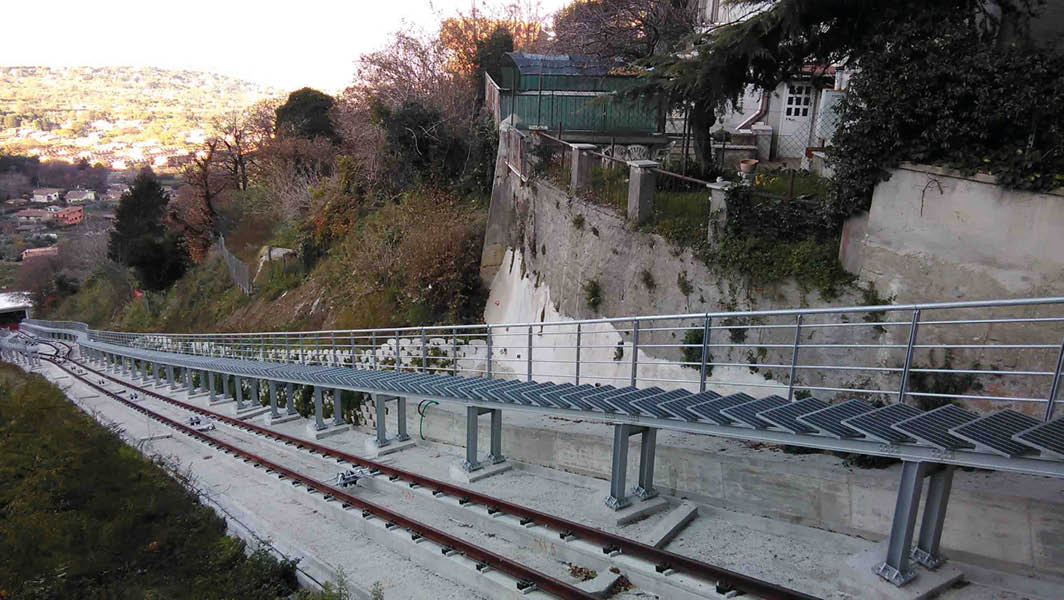 Binario della funicolare di Rocca di Papa durante i lavori di completamento, con panorama circostante dei Castelli Romani.