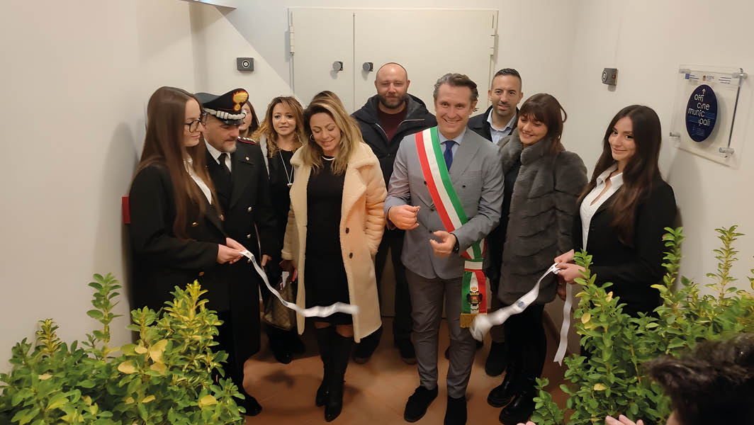 Un gruppo di persone, tra cui il sindaco con la fascia tricolore, taglia un nastro bianco durante l'inaugurazione delle Officine Municipali a Velletri.