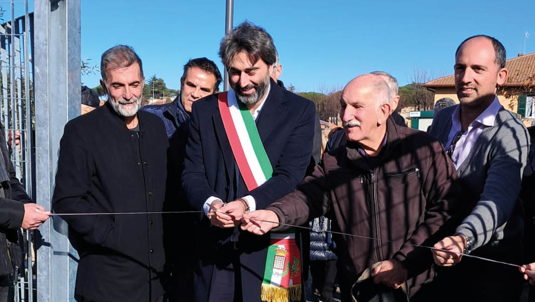 Inaugurazione del Playground Inclusivo a Grottaferrata, il Sindaco Mirko Di Bernardo taglia il nastro insieme ad altre autorità locali.