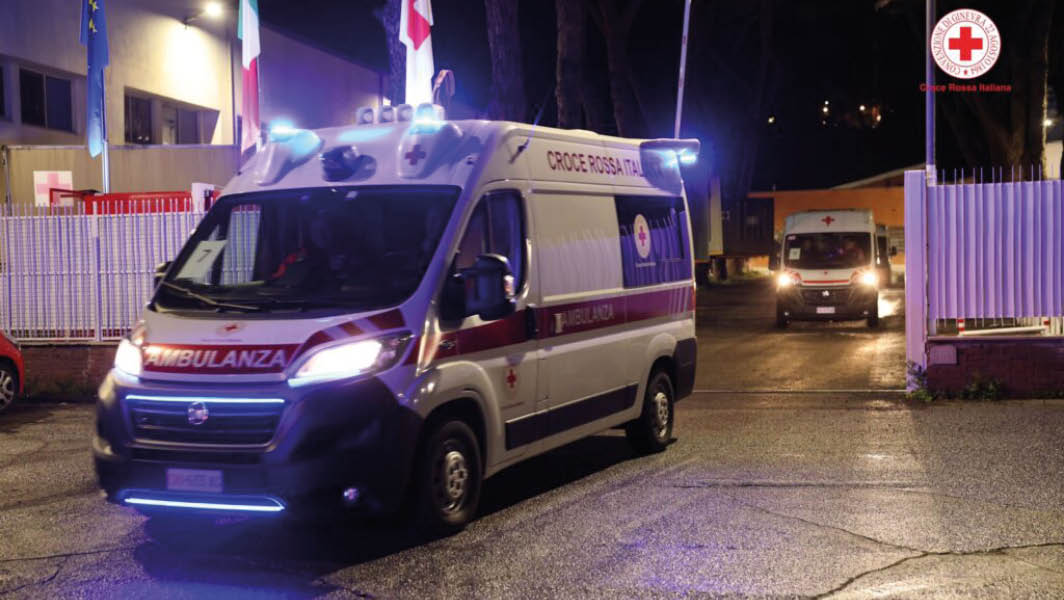 Un'ambulanza della Croce Rossa Italiana in servizio notturno durante i soccorsi per l'incidente in cui ha perso la vita Diego Pezzimenti.