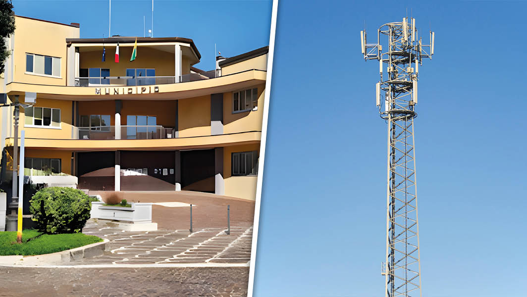 Il Municipio di Lariano accanto a un traliccio di telefonia mobile, a rappresentare il dibattito sulle installazioni di antenne nel territorio comunale.