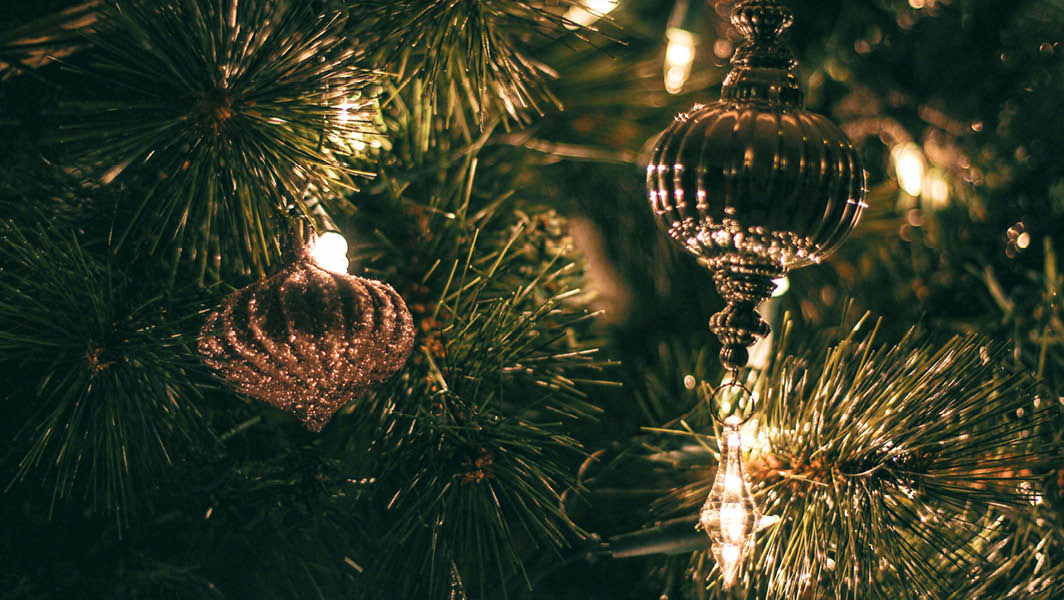 Addobbi natalizi luminosi su un albero di Natale, con decorazioni in vetro e luci calde, simbolo delle festività a Monte Porzio Catone.