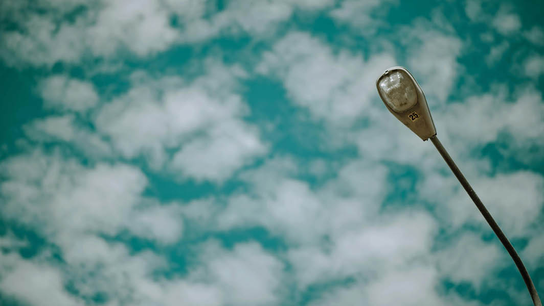 Lampione sotto un cielo nuvoloso a Marino, immagine rappresentativa del nuovo numero verde per segnalazioni sulla pubblica illuminazione.