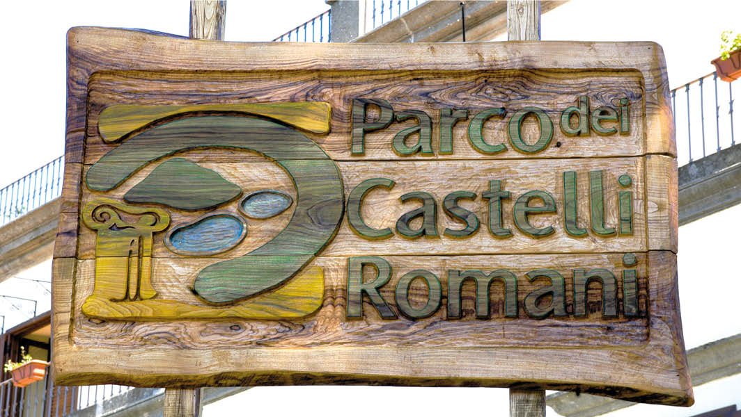 Cartello in legno del Parco dei Castelli Romani con logo e scritta incisi.