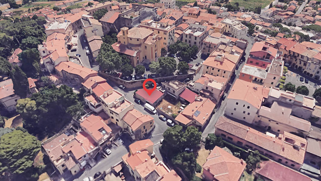 Vista aerea del centro storico di Colonna, con un'area evidenziata in rosso che segna la futura posizione della nuova piazza dedicata a Bruno Astorre.