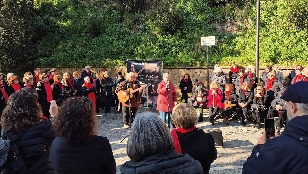 Un momento della cerimonia di intitolazione del piazzale Giovanna Marini a Monte Porzio Catone, con cori e artisti riuniti per rendere omaggio alla grande cantautrice.