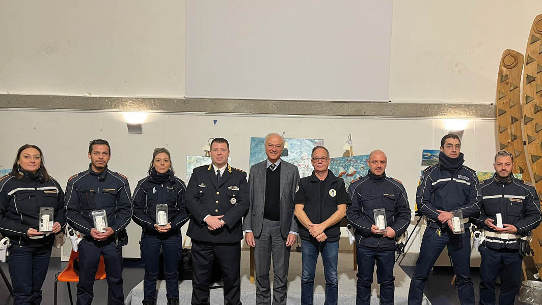 Gruppo di agenti della Polizia Locale di Marino con il sindaco e altri rappresentanti, ritratti al termine del corso di formazione sulla sicurezza.